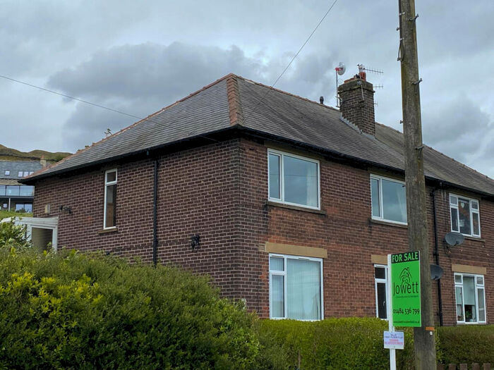 2 Bedroom Flat For Sale In Netherley Drive, Huddersfield, West Yorkshire, HD7