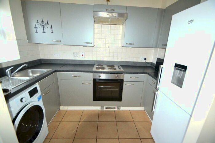 2 Bedroom Apartment To Rent In Holyhead Mews, Slough, Berkshire, SL1