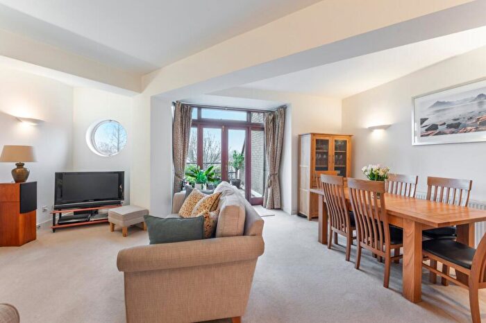 2 Bedroom Flat For Sale In Waterloo Gardens, Milner Square, N1