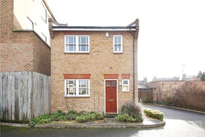 3 Bedroom Mews To Rent In Oliver Mews, Peckham, London, SE15