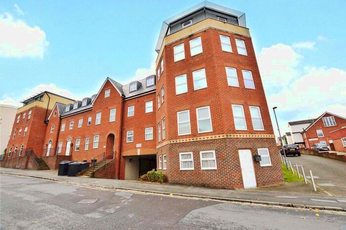 2 Bedroom Flat To Rent In East View Place, East Street, Reading, Berkshire, RG1