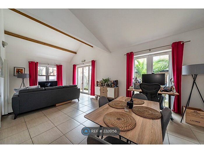 2 Bedroom Flat To Rent In Alderbrook Road, London, SW12