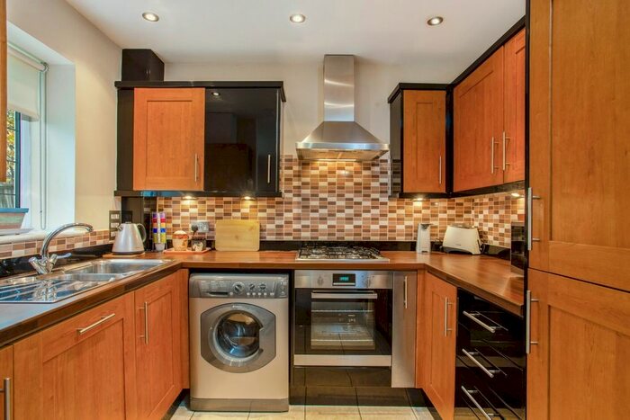 2 Bedroom Flat To Rent In Church Road, Epsom, KT17