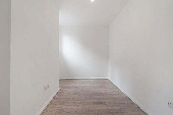 Apartment To Rent In Oakleigh Road North, London, N20