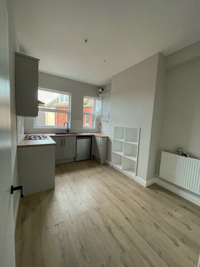 4 Bedroom Flat To Rent In Belle Vue Road, Bournemouth, Dorset, BH6