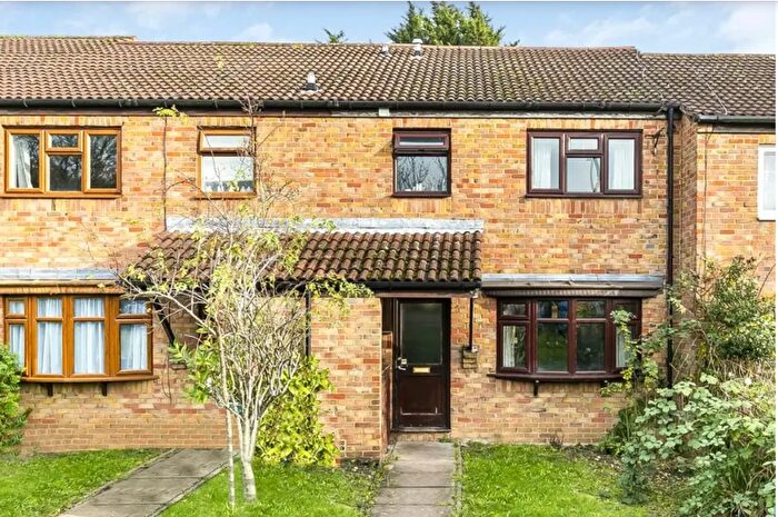 4 Bedroom Terraced House For Sale In Moorlands Avenue, Mill Hill, London, NW7