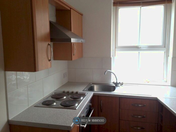 2 Bedroom Flat To Rent In Bradford Road, Birstall, WF17