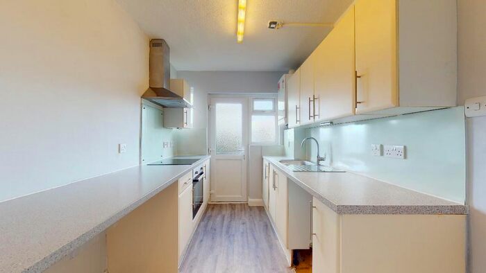 2 Bedroom Flat To Rent In Western Avenue, London, W3