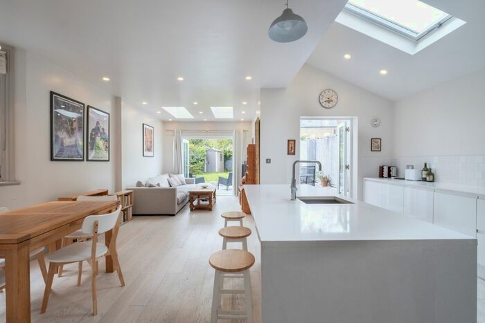 3 Bedroom Flat To Rent In Shakespeare Road, London, SE24