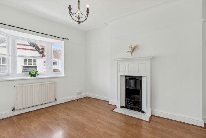 2 Bedroom Flat To Rent In The Grangeway, Winchmore Hill, N21