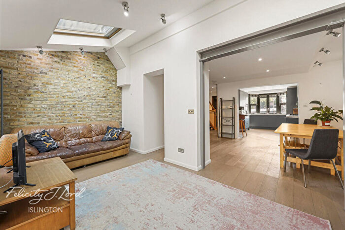 3 Bedroom Flat For Sale In Queensbury Street, London, N1