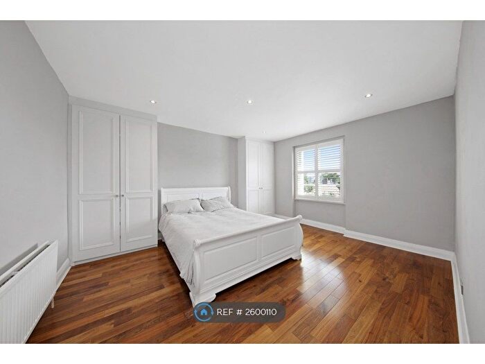 3 Bedroom Flat To Rent In Camden Road, London, N7