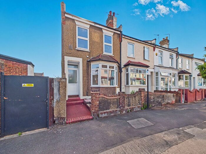 4 Bedroom End Of Terrace House For Sale In Luton Road, London, E17