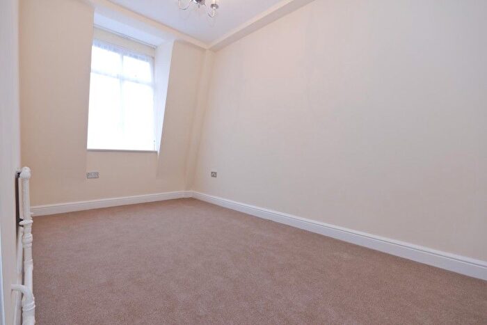 3 Bedroom Flat To Rent In Abbotsbury Road, London, W14