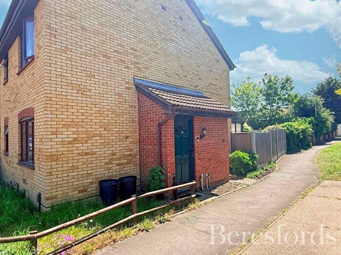 1 Bedroom Semi-Detached House For Sale In Mansard Close, Hornchurch, RM12