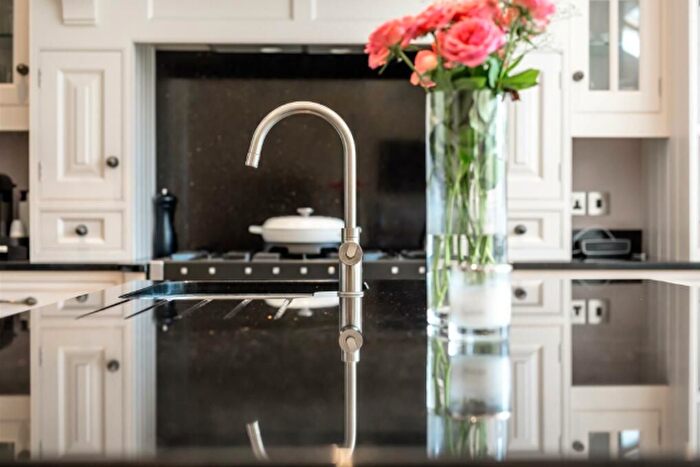 2 Bedroom Flat To Rent In Forest Gate, London, E7