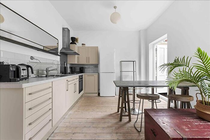 2 Bedroom Flat To Rent In Elgin Crescent, London, W11