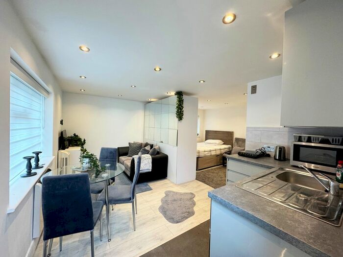 Studio To Rent In Kings Close, London, NW4