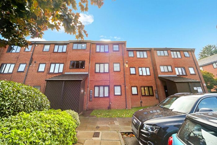 2 Bedroom Flat For Sale In Beardsley Way, Acton, W3