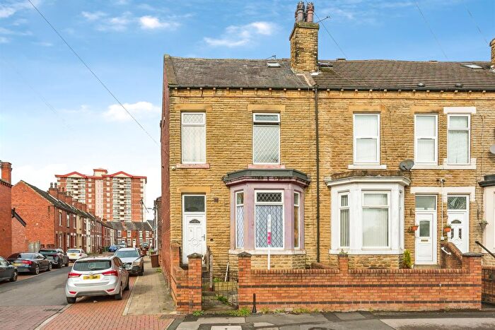 4 Bedroom End Terrace House For Sale In Lawefield Lane, Wakefield, WF2