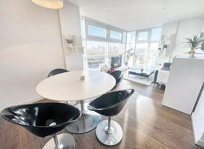 2 Bedroom Flat To Rent In Phoenix Way, London, SW18