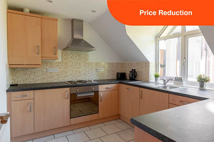 2 Bedroom Flat To Rent In Laureate House // Bed & Bath // Aug, LN1