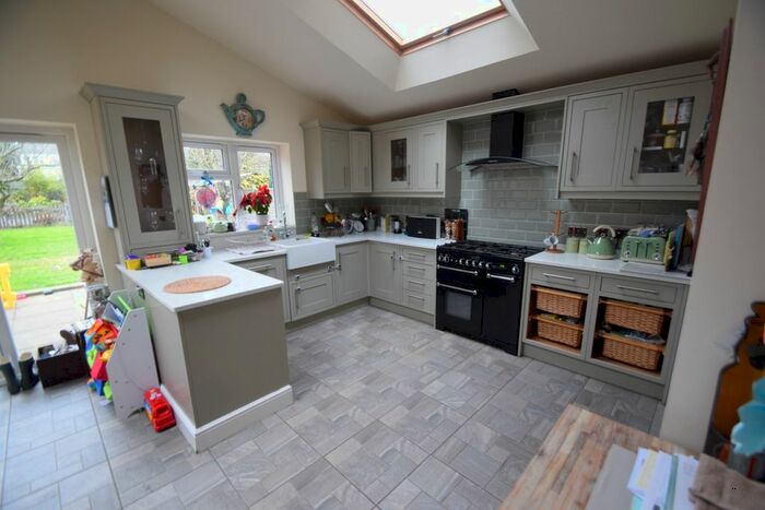 4 Bedroom Semi-Detached House To Rent In Cutenhoe Road, Luton, Bedfordshire, LU1