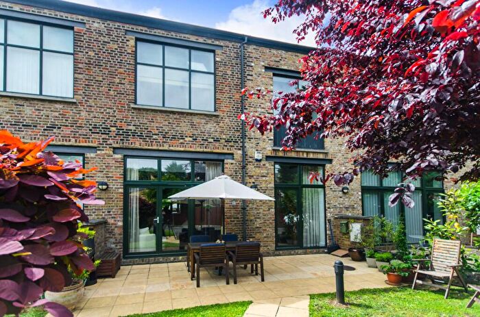 3 Bedroom Mews To Rent In Farriers Mews, Nunhead, London, SE15