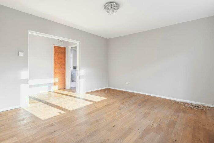 3 Bedroom Flat To Rent In Sydenham Hill London, SE23