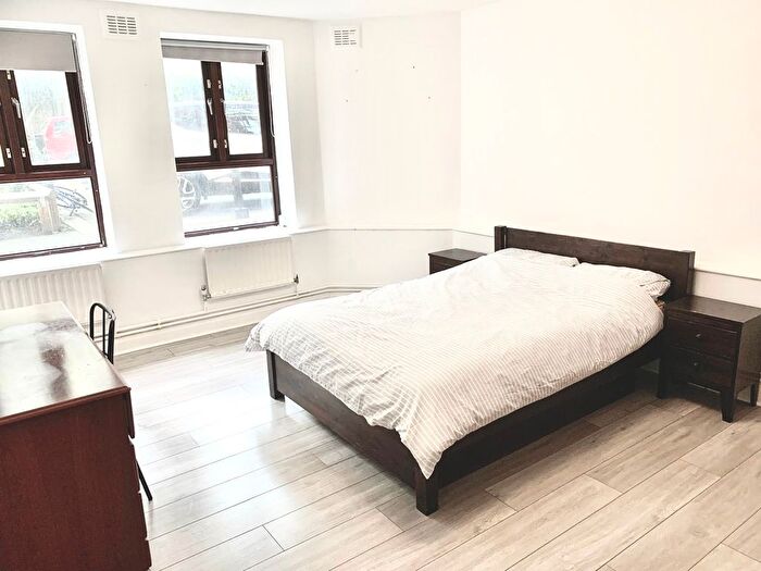 3 Bedroom Flat To Rent In New Park Road, London, SW2