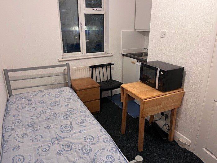 Studio To Rent In High Road, London, N20