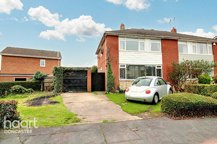 3 Bedroom Semi-Detached House For Sale In Darrington Drive, Warmsworth, Doncaster, DN4