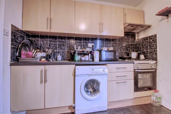 1 Bedroom Flat To Rent In Royal Park Road, Leeds, West Yorkshire, LS6