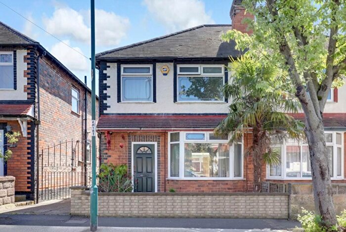 3 Bedroom Semi Detached House For Sale In Hill Crest Grove, Nottingham, NG5