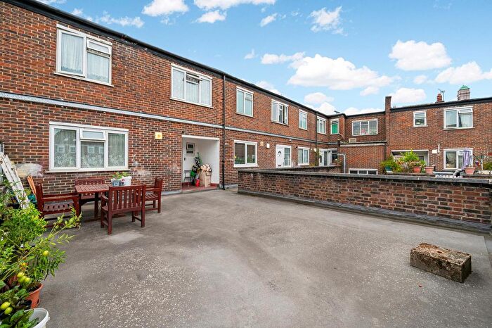3 Bedroom Flat For Sale In High Street, Brentford, TW8