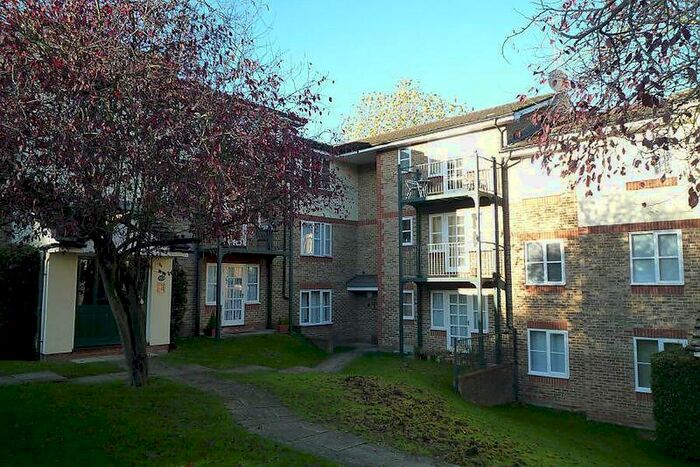 1 Bedroom Flat To Rent In Alexandra Park, HP11