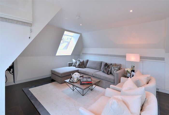 2 Bedroom Flat To Rent In Duke Street, London, W1K