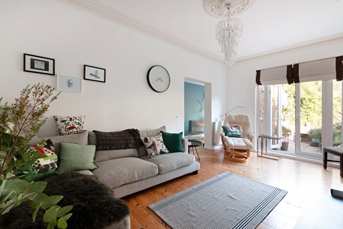 2 Bedroom Flat To Rent In Thornton Avenue, Chiswick, London, W4
