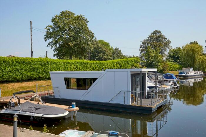 1 Bedroom House Boat For Sale In Shakespeare Marina, Stratford-upon-Avon, CV37