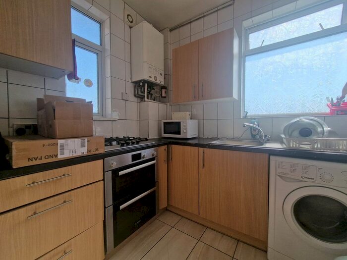 2 Bedroom Flat To Rent In Warwick Parade, Kenton Lane, Harrow, HA3