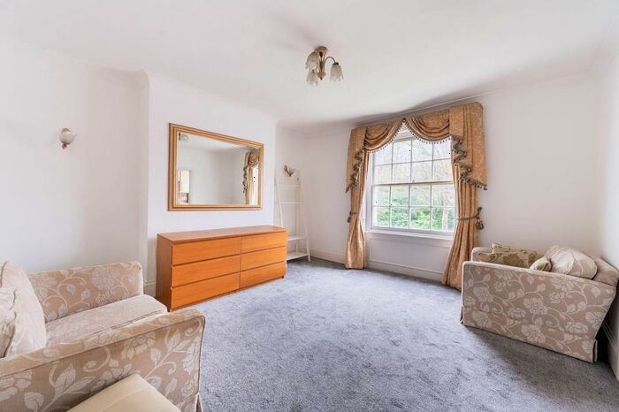 2 Bedroom Flat To Rent In Holland Park Avenue, Holland Park, London, W11