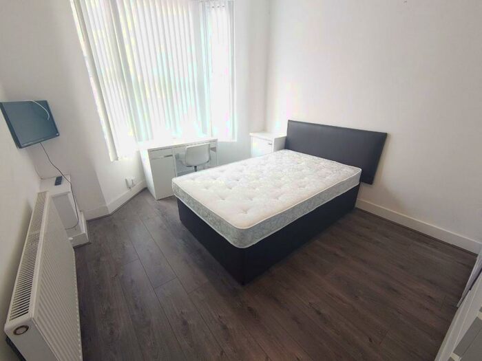 5 Bedroom Terraced House To Rent In Gilroy Road, Kensington, L6