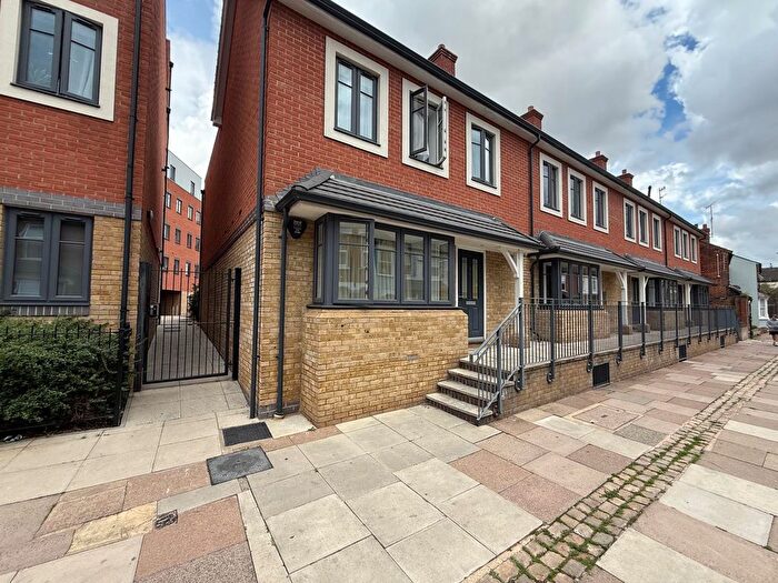 2 Bedroom Maisonette For Sale In Highbridge Walk, Aylesbury, HP21