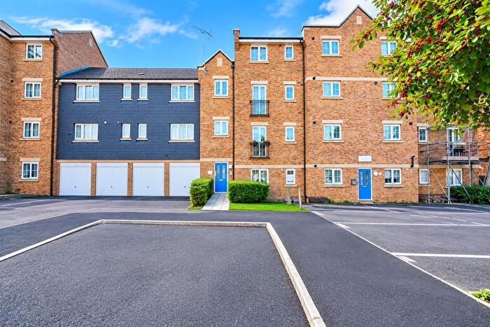 2 Bedroom Flat For Sale In Russett Way, Dunstable, LU5