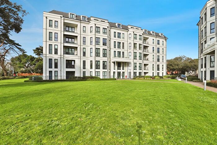 2 Bedroom Flat For Sale In West Cliff Road, Bournemouth, BH2