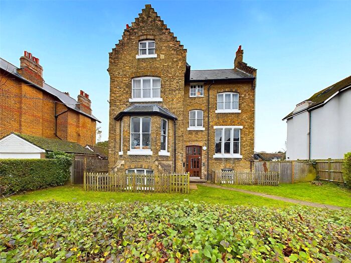 3 Bedroom Flat To Rent In Gloucester Road, Teddington, TW11