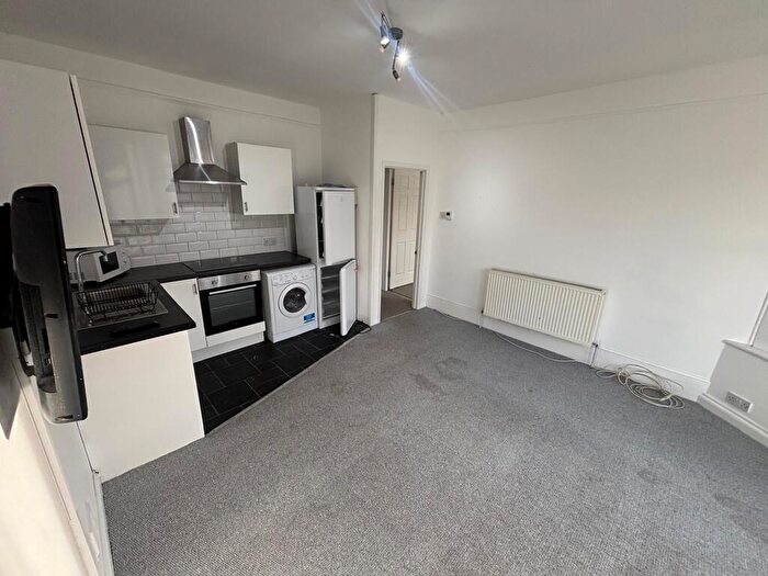 2 Bedroom Apartment To Rent In Flat Hill Park Crescent, PL4