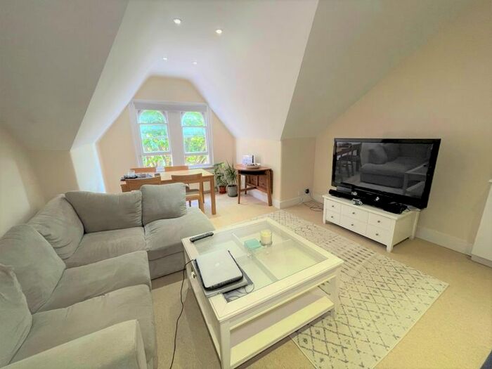 2 Bedroom Flat To Rent In Streathbourne Road, Tooting Bec, London, SW17