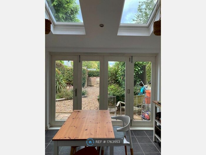 2 Bedroom Flat To Rent In Dulwich, London, SE22