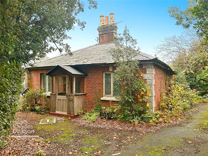 2 Bedroom Bungalow For Sale In Worsley Road, Cowes, Isle Of Wight, PO31